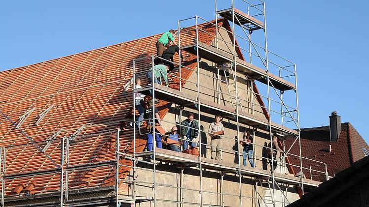An der Scheune haben die Mitglieder der Kulturgemeinschaft unter anderem das Dach umgedeckt, den Boden herausgerissen, Wände teilweise neu gemauert und mit Grundputz versehen. So bald wie möglich sollen ein neuer Holzboden und eine Heizung eingebaut werden. Foto: privat
