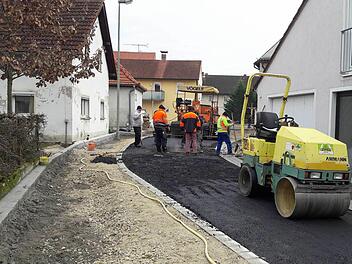Endspurt bei den Sanierungsarbeiten in der Bachstraße. Nächstes Jahr geht es im Schimmelsgraben weiter.  Foto: RiegerPress