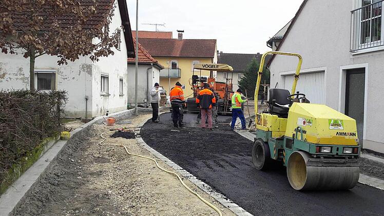 Endspurt bei den Sanierungsarbeiten in der Bachstraße. Nächstes Jahr geht es im Schimmelsgraben weiter.  Foto: RiegerPress