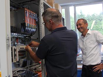 Oliver Reinsberg arbeitet in der Fertigungshalle der Firma Richter Steuerungstechnik an einer Schaltanlage. Das Unternehmen liefert in die ganze Welt, so auch für den U-Bahn-Bau in Riad. Rechts Geschäftsführer Michael Otte. Fotos: Alexander Hartmann