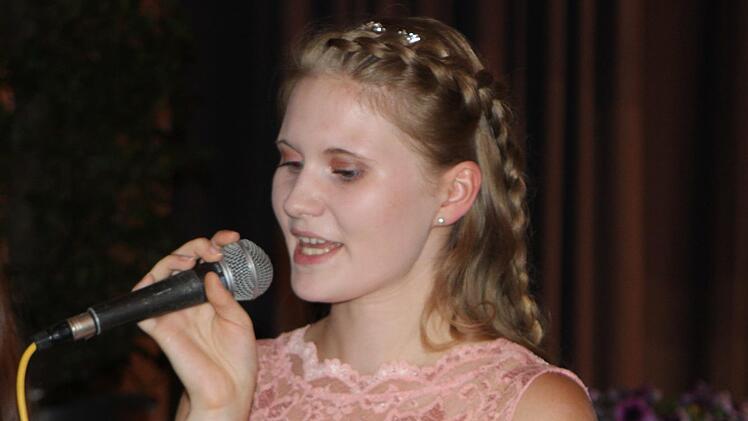 Gleich zwei Auftritte hatte Schulbeste Lena Schirling als Schülersprecherin und als Sängerin in der Schulband der Mittelschule Eltmann.Günther Geiling