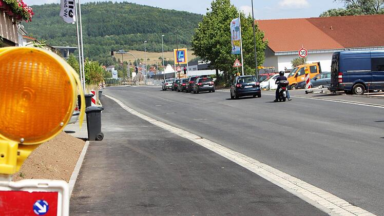 In wenigen Wochen dürfen sich die Brückenauer endlich über eine neue Straße freuen - ohne Verzögerungen durch eine Ampelanlage. Bild: Julia Raab