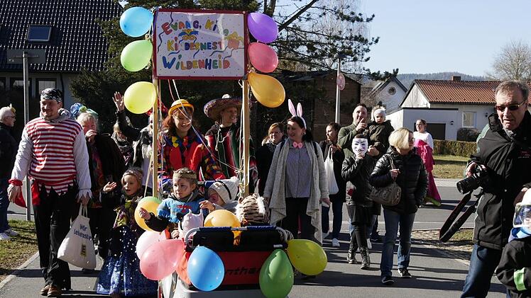 Wildenheid in Narrenhand - Impressionen vom Faschingsumzug im Neustadt Stadtteil. - Foto: Manja von Nida