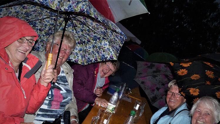 Sie trotzten dem Regen mit ihren Regenschirmen Foto: Werner Reißaus