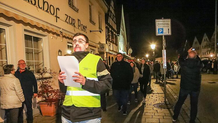 Versammlungsleiter  Martin Leipert  an der Spitze des Protestzuges, der sich vom Marktplatz  in die Hauptstraße  bewegte.