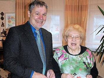Liane Bauer feierte 85. Geburtstag. Bürgermeister Gerhard Wunder gratulierte seiner "Fritzla-Liane" recht herzlich.  Foto: Susanne Deuerling
