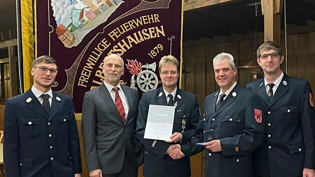 L&ouml;schmeister Karsten Scheuring wurde mit dem silbernen Ehrenkreuz ausgezeichnet: (von links)  Kommandant Alexander Frank, Oberb&uuml;rgermeister Kay Blankenburg,  Karsten Scheuring, Stadtbrandmeister Michael Wolf und stellvertretender Kommandant Timo Faulhammer. Foto: Sandro Schmitt