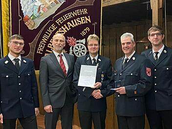 Löschmeister Karsten Scheuring wurde mit dem silbernen Ehrenkreuz ausgezeichnet: (von links)  Kommandant Alexander Frank, Oberbürgermeister Kay Blankenburg,  Karsten Scheuring, Stadtbrandmeister Michael Wolf und stellvertretender Kommandant Timo Faulhammer. Foto: Sandro Schmitt