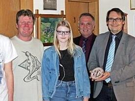 Die Tonmodel des Landkreises erhielt die Familie Hopisch aus der Triebenreuther Neubausiedlung. Im Bild (von links) Lukas, Thomas und Lena Hopisch, Kreisvorsitzender Günter Reif, Bürgermeister Roland Wolfrum und Vorsitzender Alwin Geyer Foto: Klaus-Peter Wulf