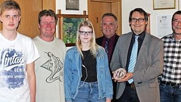 Die Tonmodel des Landkreises erhielt die Familie Hopisch aus der Triebenreuther Neubausiedlung. Im Bild (von links) Lukas, Thomas und Lena Hopisch, Kreisvorsitzender Günter Reif, Bürgermeister Roland Wolfrum und Vorsitzender Alwin Geyer Foto: Klaus-Peter Wulf