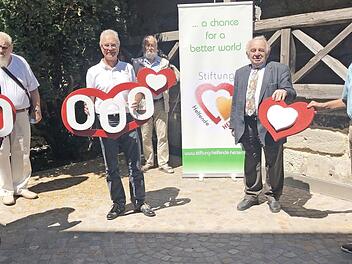 Von links: Bürgermeisterin Angela Hofmann, Gerhard Mencl, Robert Knitt (Helfende Herzen), Wolfgang Eckert-Hetzel, Heinz Hausmann und Gerhard Burkert-Mazur  Foto: Karl-Heinz Hofmann