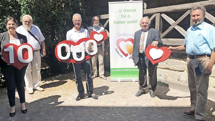 Von links: Bürgermeisterin Angela Hofmann, Gerhard Mencl, Robert Knitt (Helfende Herzen), Wolfgang Eckert-Hetzel, Heinz Hausmann und Gerhard Burkert-Mazur  Foto: Karl-Heinz Hofmann