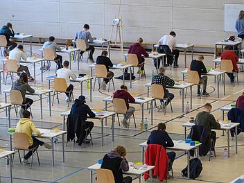 Am Mittwoch beginnen in Bayern die Abiturprüfungen. Symbolbild: Robert Michael/dpa