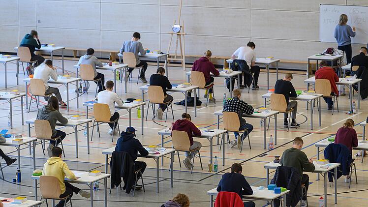 Am Mittwoch beginnen in Bayern die Abiturprüfungen. Symbolbild: Robert Michael/dpa