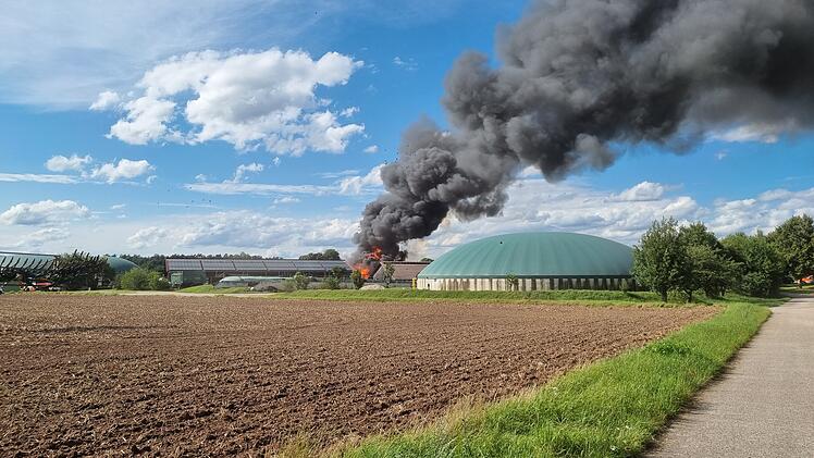 Flammen schlagen aus Scheunendach