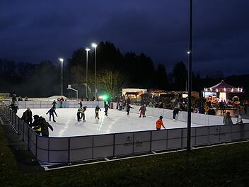 Die Eröffnung der Eisbahn im November war für Familien mit Kindern ein Glücksfall. Das Freizeitangebot kann trotz Pandemie aufrechterhalten bleiben, allerdings konnten keine Events stattfinden, diese sind verschoben.