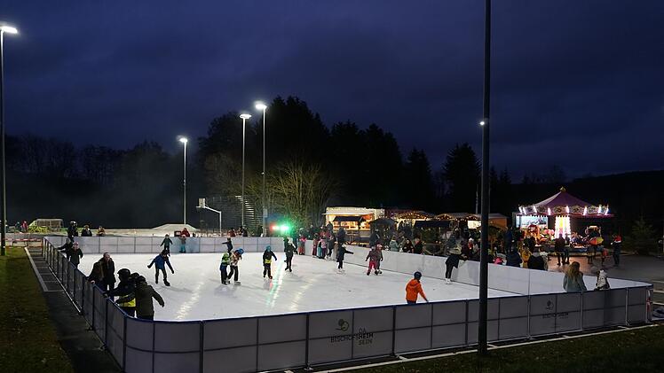 Die Eröffnung der Eisbahn im November war für Familien mit Kindern ein Glücksfall. Das Freizeitangebot kann trotz Pandemie aufrechterhalten bleiben, allerdings konnten keine Events stattfinden, diese sind verschoben.