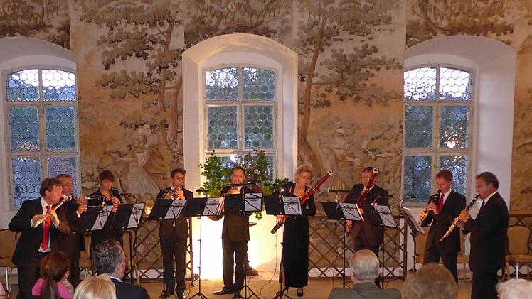 Die "Fürstlich Löwensteinische Hofmusik", neun Musiker an Flöte, Oboe, Klarinette, Horn und Fagott, musizierte auf Schloss Burgpreppach und bot fränkische Musikgeschichte hautnah und authentisch.