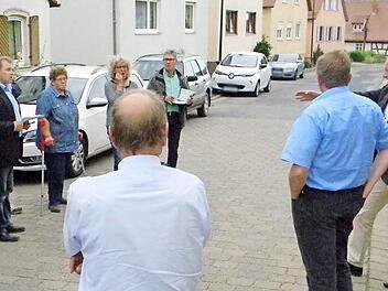 Bürgermeister Schwarzmann (rechts), Ingenieur Sauer und die Bauausschussmitglieder besichtigen die Schießbergstraße. Foto: Sonja Lengenfelder
