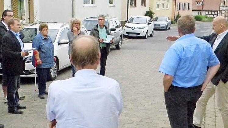 Bürgermeister Schwarzmann (rechts), Ingenieur Sauer und die Bauausschussmitglieder besichtigen die Schießbergstraße. Foto: Sonja Lengenfelder