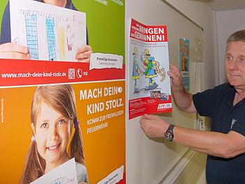 icht nur mit Plakaten, die hier Kreisbrandrat Manfred Lorenz sichtet, sondern auch mit öffentlichen Übungen und Informationsständen wollen die Feuerwehren bei ihrer Aktionswoche die 20- bis 40-Jährigen ansprechen. Fotos: Berthold Köhler