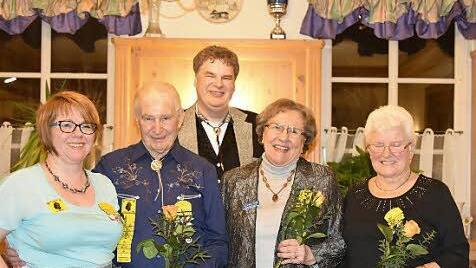 Beim 30.Geburtstag der Castle Twirlers Coburg wurden auch langjährige Mitglieder geehrt. Von links: Tunja Köster, Stefan Steinert, Matthias Knabner, Rosemarie Steinert und Irmtraud Schmitt