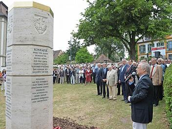 Groß war der Andrang am Bischofshaus, wo die Stele ihren Standort hat. Fotos: Ronald Rinklef