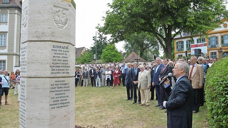 Groß war der Andrang am Bischofshaus, wo die Stele ihren Standort hat. Fotos: Ronald Rinklef