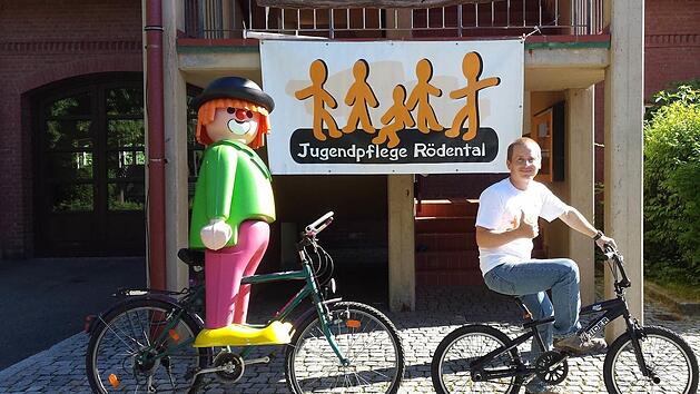 Mit diesem Foto von Jugendpfleger Robert Pechauf wollen die R&ouml;dentaler Jugendlichen bei der Bike-to-Work-Challenge ein E-Bike f&uuml;r ihr Jugendhaus Dom&auml;ne gewinnen und suchen m&ouml;glichst viele Unterst&uuml;tzer f&uuml;r die Facebook-Aktion. Foto: Jugendhaus Dom&auml;ne