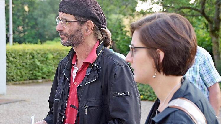 Gunter Schramm und Nadja Christmann im Gespräch mit den Bürgern. Foto: Peter Rauch