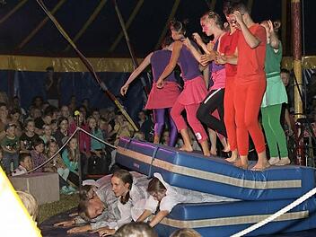 Bunt und dynamisch war der Auftritt der jungen Artistinnen des Zirkus Schnauz. Fotos: Carmen Schwind