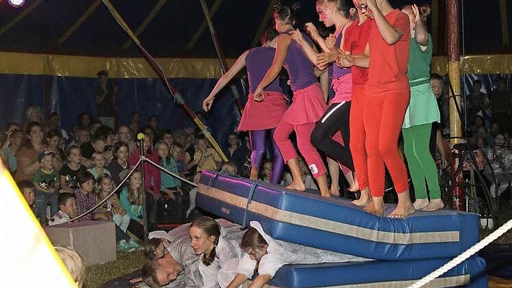 Bunt und dynamisch war der Auftritt der jungen Artistinnen des Zirkus Schnauz. Fotos: Carmen Schwind