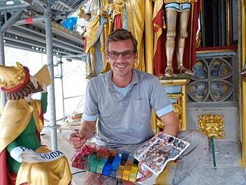 Schöner Brunnen soll zum Christkindlesmarkt in Nürnberg fertig sein, Andreas Wüst hat sich die Figur des Ptolemäus vorgenommen. Foto: Nikolas Pelke