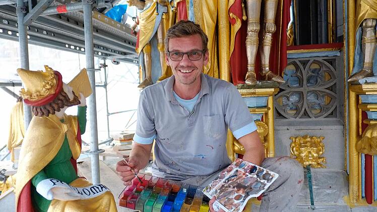 Schöner Brunnen soll zum Christkindlesmarkt in Nürnberg fertig sein, Andreas Wüst hat sich die Figur des Ptolemäus vorgenommen. Foto: Nikolas Pelke