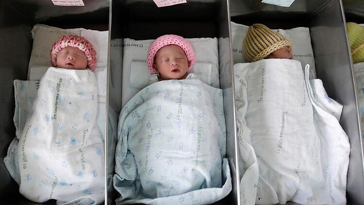 Diese Neugeborenen schlafen in einem Krankenhaus in Thailand. Die Regierung verteilte am Valentinstag Tabletten, die die Fruchtbarkeit erhöhen sollen. Foto: Sakchai Lalit,AP,dp