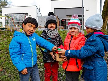 Karam, Moritz, Norah und Samar (von links) wünschen sich sehr ein Häuschen auf Stelzen oder im Baum. Foto: Matthias Hoch