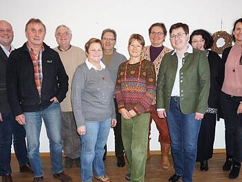 Ein Dankeschön an die ehrenamtlichen Deutschlehrer und in der Flüchtlingshilfe Engagierten sprach die Vorsitzende der Kreuzbergallianz, Oberelsbachs Bürgermeisterin Birgit Erb, aus. Das Bild zeigt von links: Bischofsheims Bürgermeister und stellvertretender Vorsitzender der Kreuzbergallianz Georg Seifert, Hans Rott, Volker Dauscher, Grete Zirngibl, Lothar Lindner, Dr. Doris Pokorny, Doris Weidenhammer, Bürgermeisterin Birgit Erb, Angelika Kram und Ramona Fries (Gemeindeverwaltung Oberelsbach)...