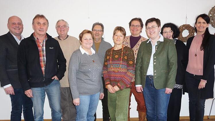 Ein Dankeschön an die ehrenamtlichen Deutschlehrer und in der Flüchtlingshilfe Engagierten sprach die Vorsitzende der Kreuzbergallianz, Oberelsbachs Bürgermeisterin Birgit Erb, aus. Das Bild zeigt von links: Bischofsheims Bürgermeister und stellvertretender Vorsitzender der Kreuzbergallianz Georg Seifert, Hans Rott, Volker Dauscher, Grete Zirngibl, Lothar Lindner, Dr. Doris Pokorny, Doris Weidenhammer, Bürgermeisterin Birgit Erb, Angelika Kram und Ramona Fries (Gemeindeverwaltung Oberelsbach)...