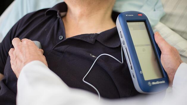 Ein Mediziner und Hirnforscher untersucht einen Parkinson-Patienten mit einem Hirnschrittmacher. Doch nicht nur das Gehirn ist bei Parkinson von Bedeutung: Einige Forscher gehen inzwischen davon aus, das die Krankheit im Darm beginnt. Maja Hitij, dpa