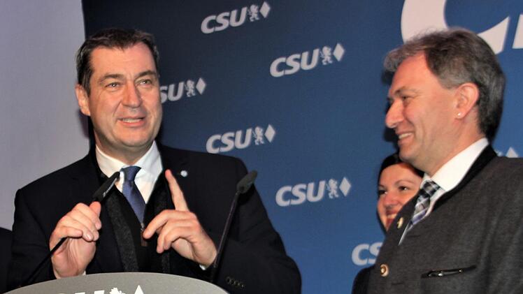 Ministerpräsident Markus Söder (links) war beim Neujahrsempfang der Frankenwald-CSU sichtlich gut gelaunt. Mit im Bild Kronachs Zweite Bürgermeisterin Angela Hofmann (leicht verdeckt) und Landrat Klaus Löffler. Fotos: Veronika Schadeck