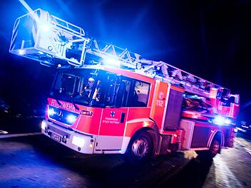 Auf der A72 bei Hof steht ein Lastwagen in Vollbrand. Die Autobahn ist aktuell vollgesperrt.