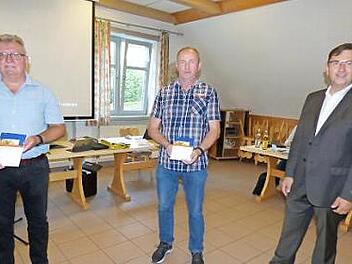 Bürgermeister Alwin Gebhardt (r.) mit den beiden neuen Feldgeschworenen für Dürrbrunn.  Foto: Thomas Weichert