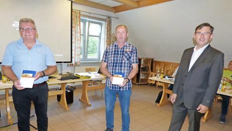 Bürgermeister Alwin Gebhardt (r.) mit den beiden neuen Feldgeschworenen für Dürrbrunn.  Foto: Thomas Weichert