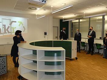 Eine augenfällige Neuerung in der sanierten Realschule: Der "Marktplatz" inmitten der jeweiligen Jahrgangsstufe ist großzügig gestaltet. Christian Licha