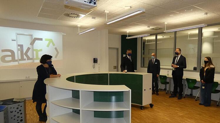 Eine augenfällige Neuerung in der sanierten Realschule: Der "Marktplatz" inmitten der jeweiligen Jahrgangsstufe ist großzügig gestaltet. Christian Licha