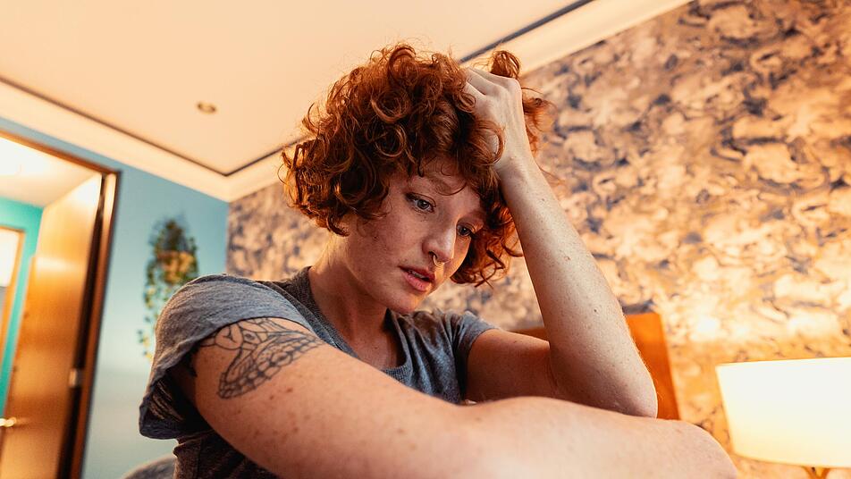 In diesem Artikel beschreiben wir mögliche Gründe, warum Menschen langfristig Single bleiben, wie man glücklich Single ist und wie es doch noch Hoffnung auf eine liebevolle Partnerschaft gibt. Bild: pexels-los-muertos-crew-8810553