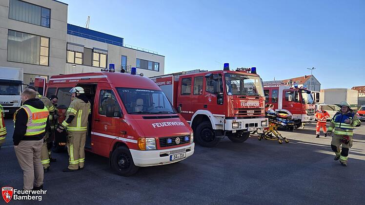 Gefahrgutzug der Feuerwehr Bamberg zu ABC-Einsatz alarmiert: Auslaufende Schwefelsäure