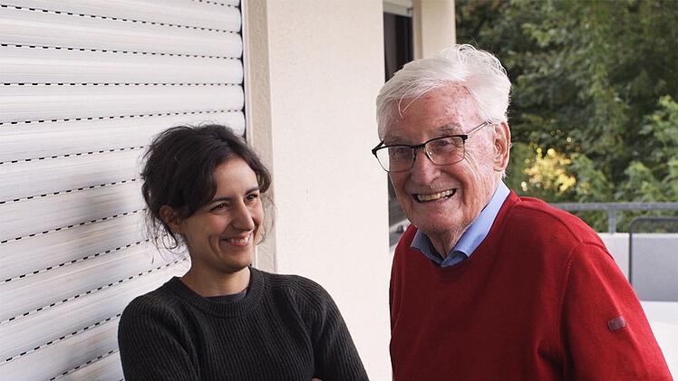 Die Filmemacherin und ihr Gro&szlig;vater Alfred Geisel, ehemaliger Vizepr&auml;sident des Baden-W&uuml;rttemberger Landtags, verstehen sich gut. Beide sind Mitglieder der SPD.