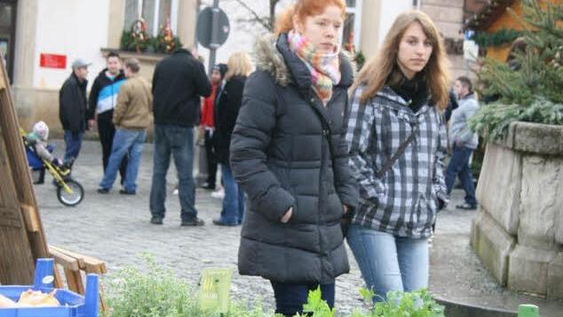 Einkäufer auf dem Wochenmarkt trafen in diesem Jahr auf Feierlustige - und manche wagten sich auch ein bisschen in die Obere Stadt, der Partyzone Nummer 1 vor