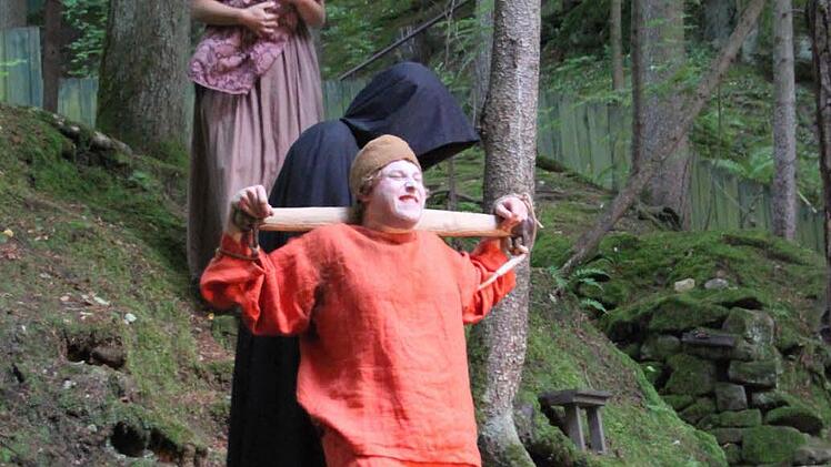 Das Umfeld der Naturbühne wird in die Inszenierung mit eingebunden.